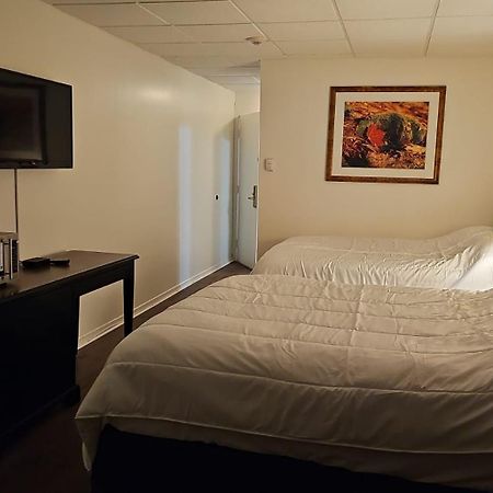 The Brunswick Hotel Complex パリーサウンド エクステリア 写真